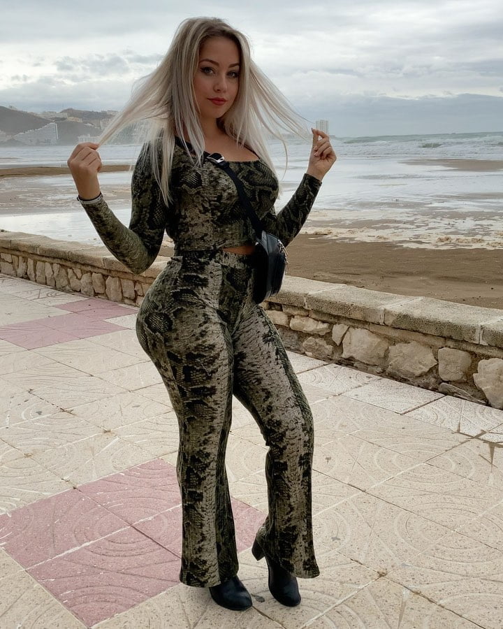 1596757631 313 Paolo Skye Celeb Paseando por la playa