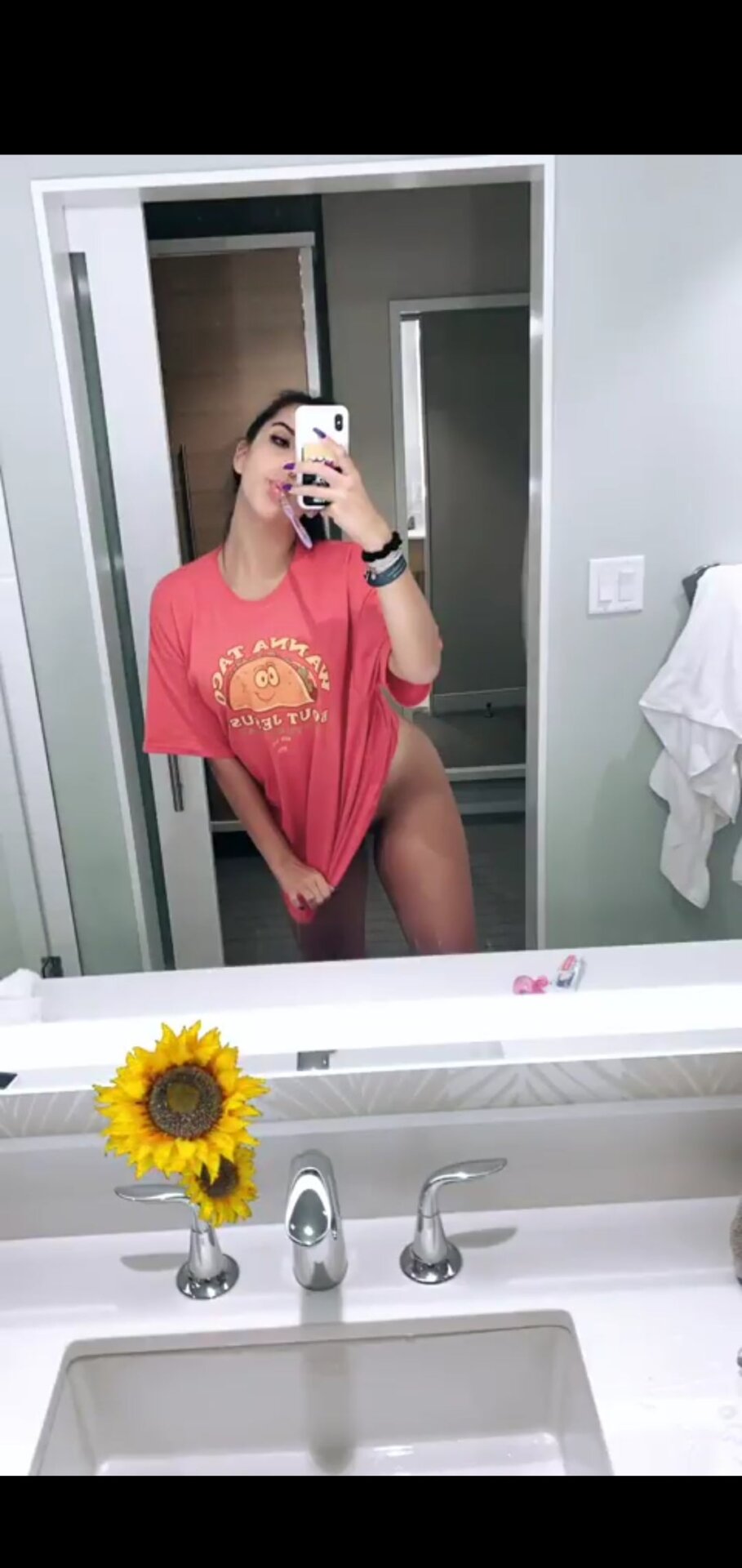 Teddy Moutinho Pantyless selfie