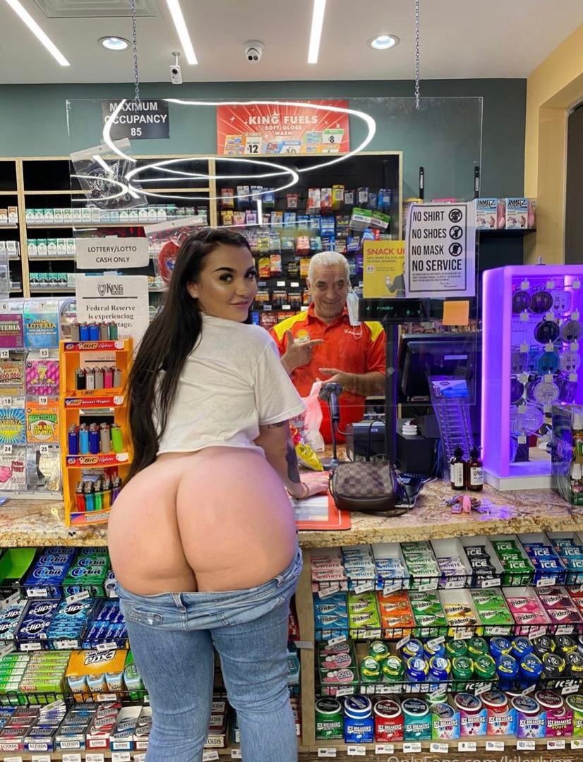 PAWG In the store with it