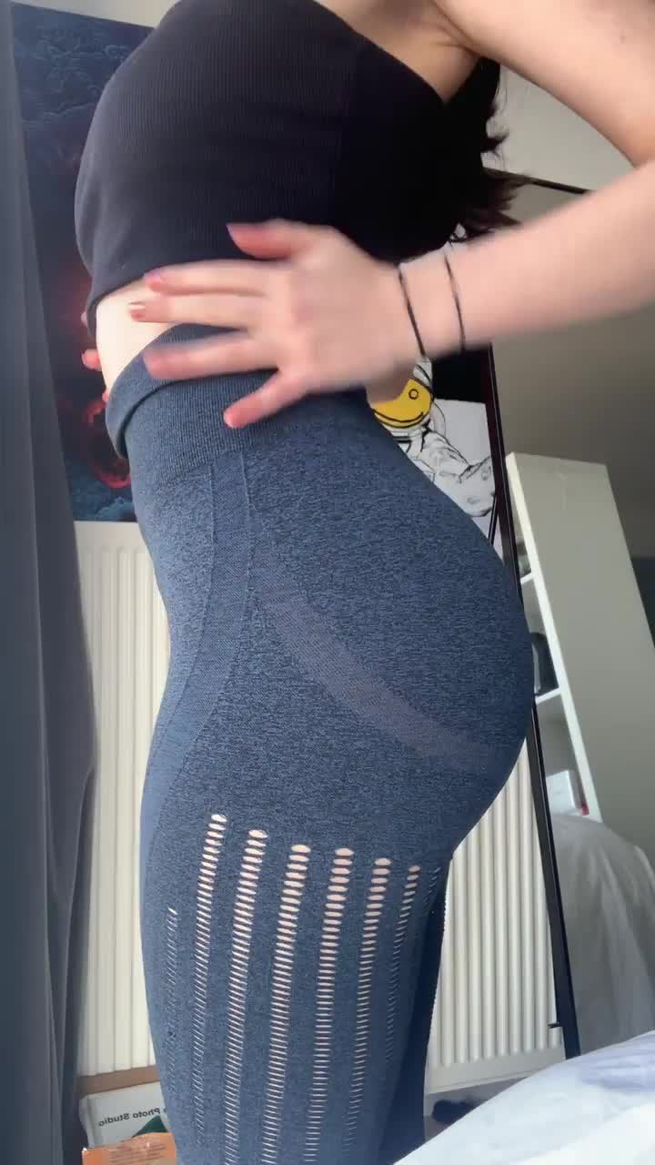 PAWG I need bigger leggings these squish my booty