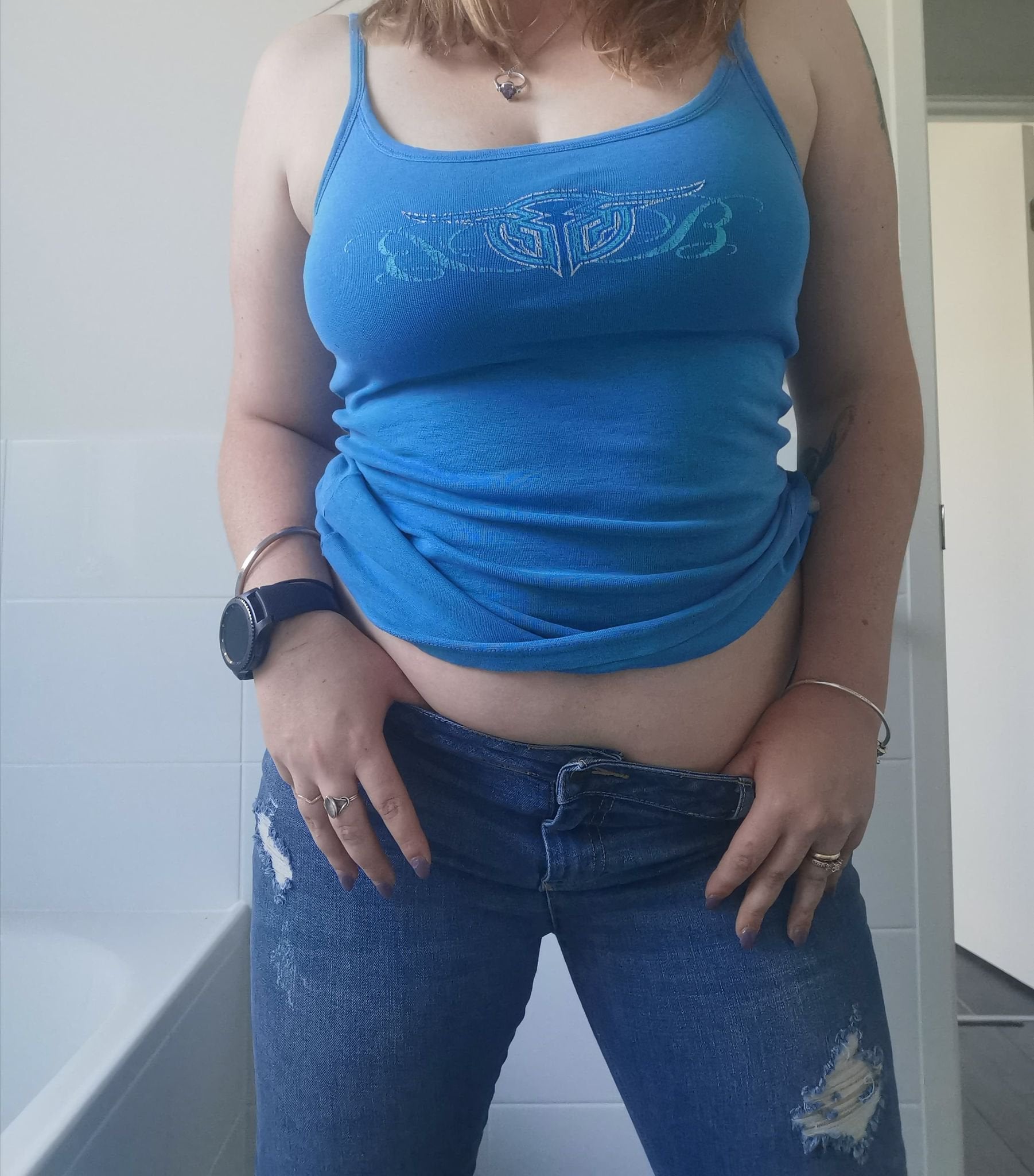 Like thick bi girls in jeans and a tank 26F