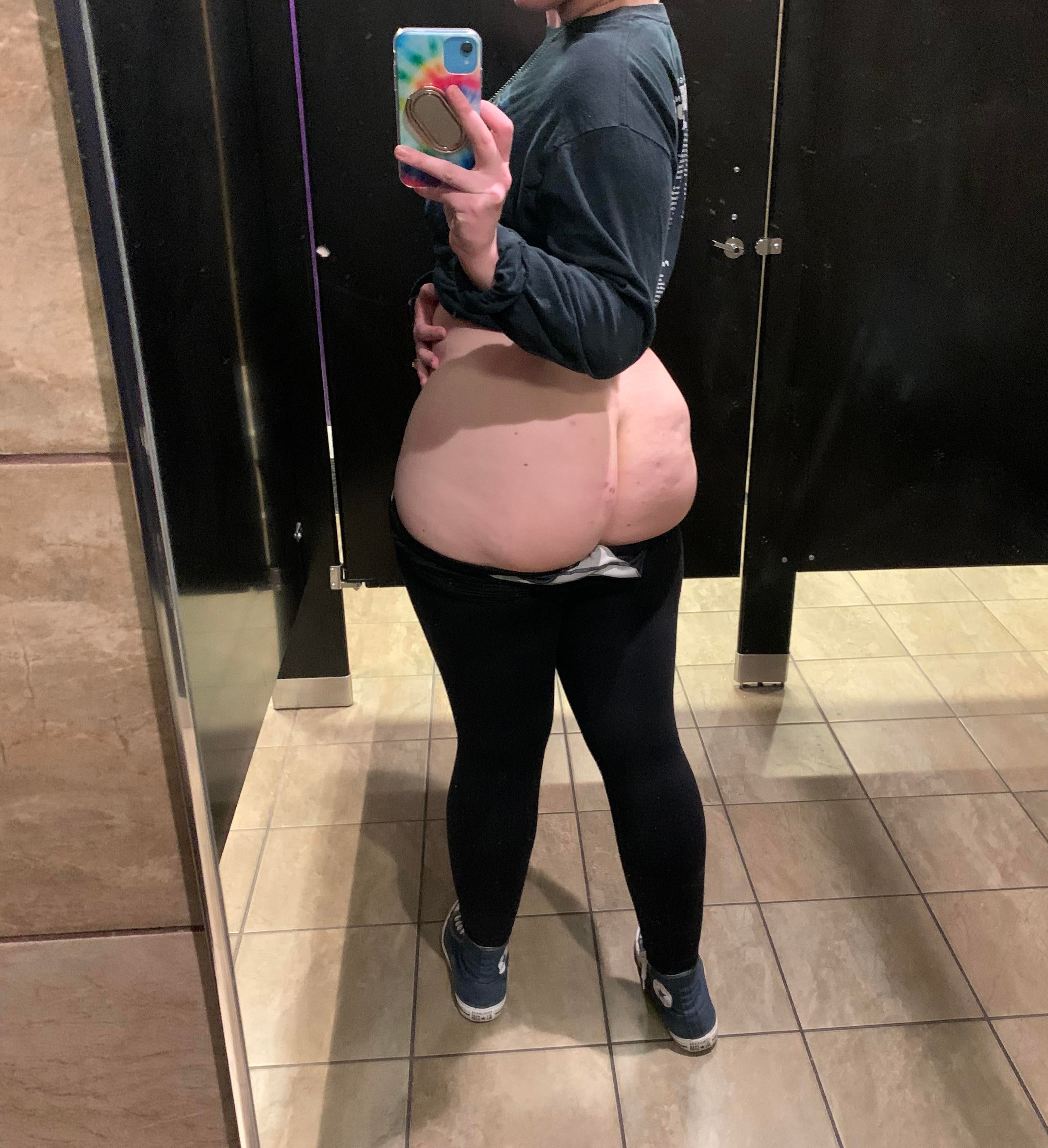 Post gym booty looks extra juicy Thick White Girls