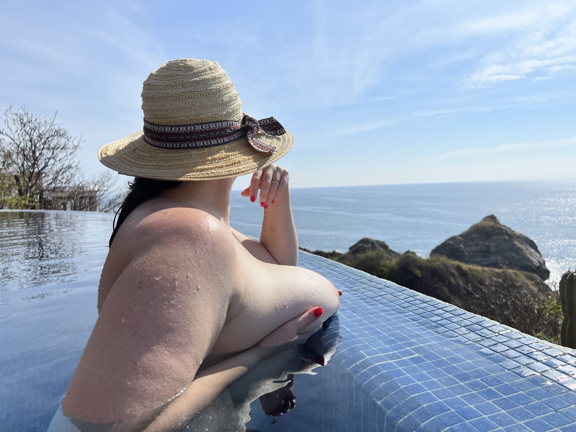 Best thing about this pool is the tit shelf 40f