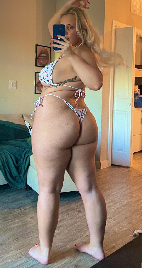 PAWG You see me at the pool party wyd