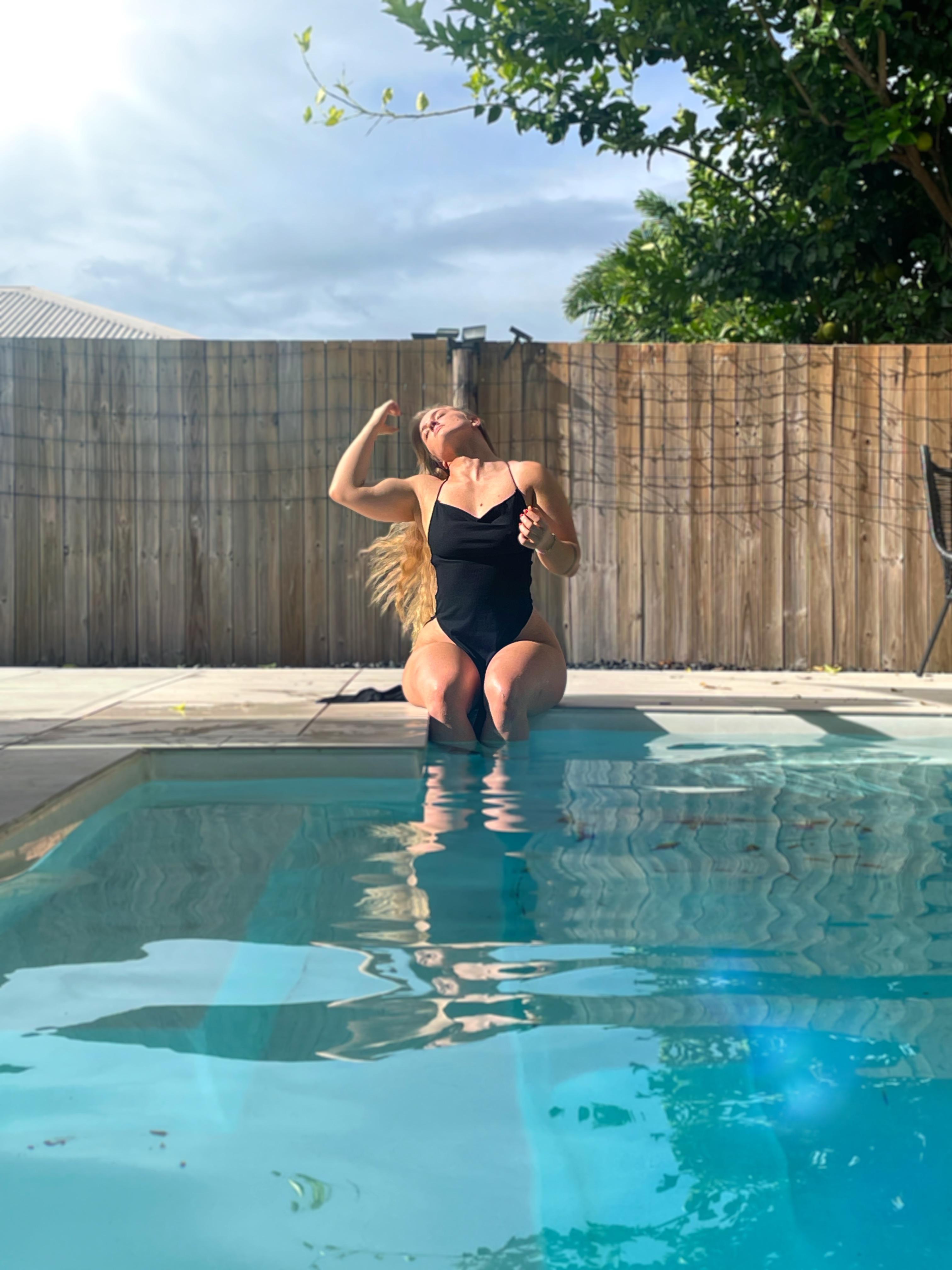Curvy Muscle Mommy By the pool Thick Fit PAWG