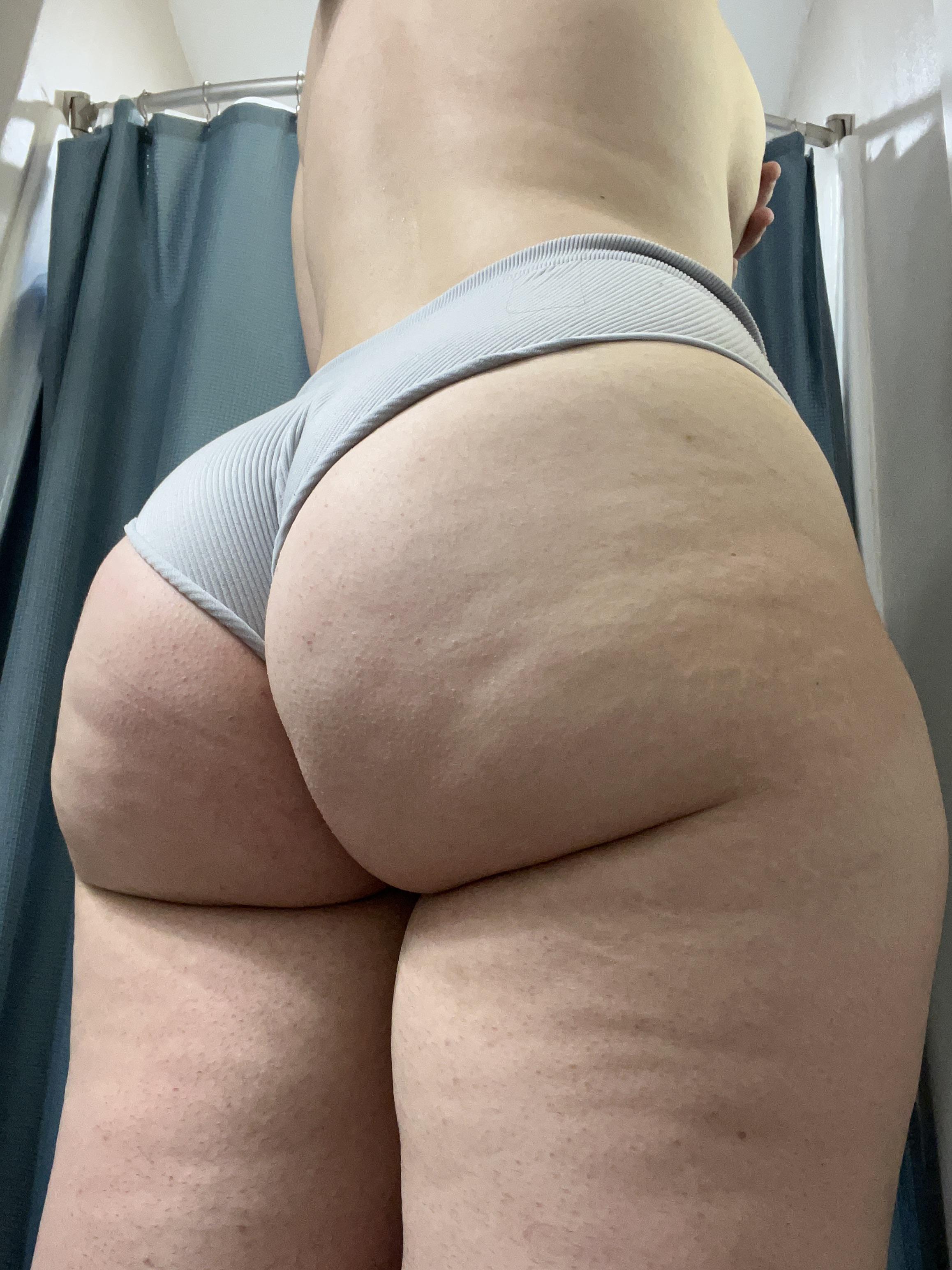 PAWG Snack time