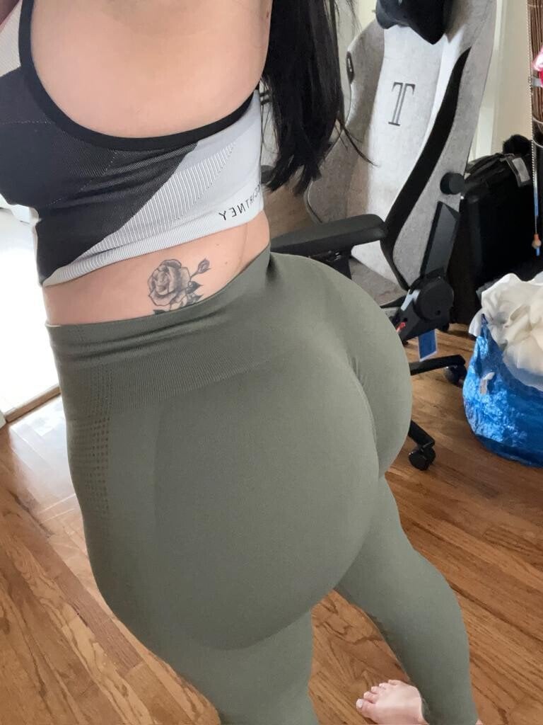 PAWG My big booty hardly fits
