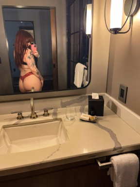 I love a hotel mirror shot