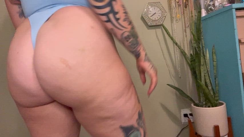 PAWG This tattooed PAWG can ride a dick