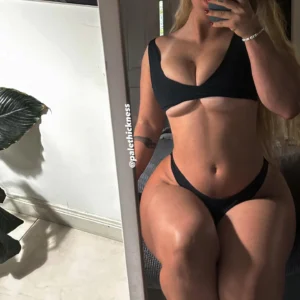 PaleThickness aka CurvyMuscleMommy Nude 109