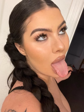 I want someone to send selfies too [27F]