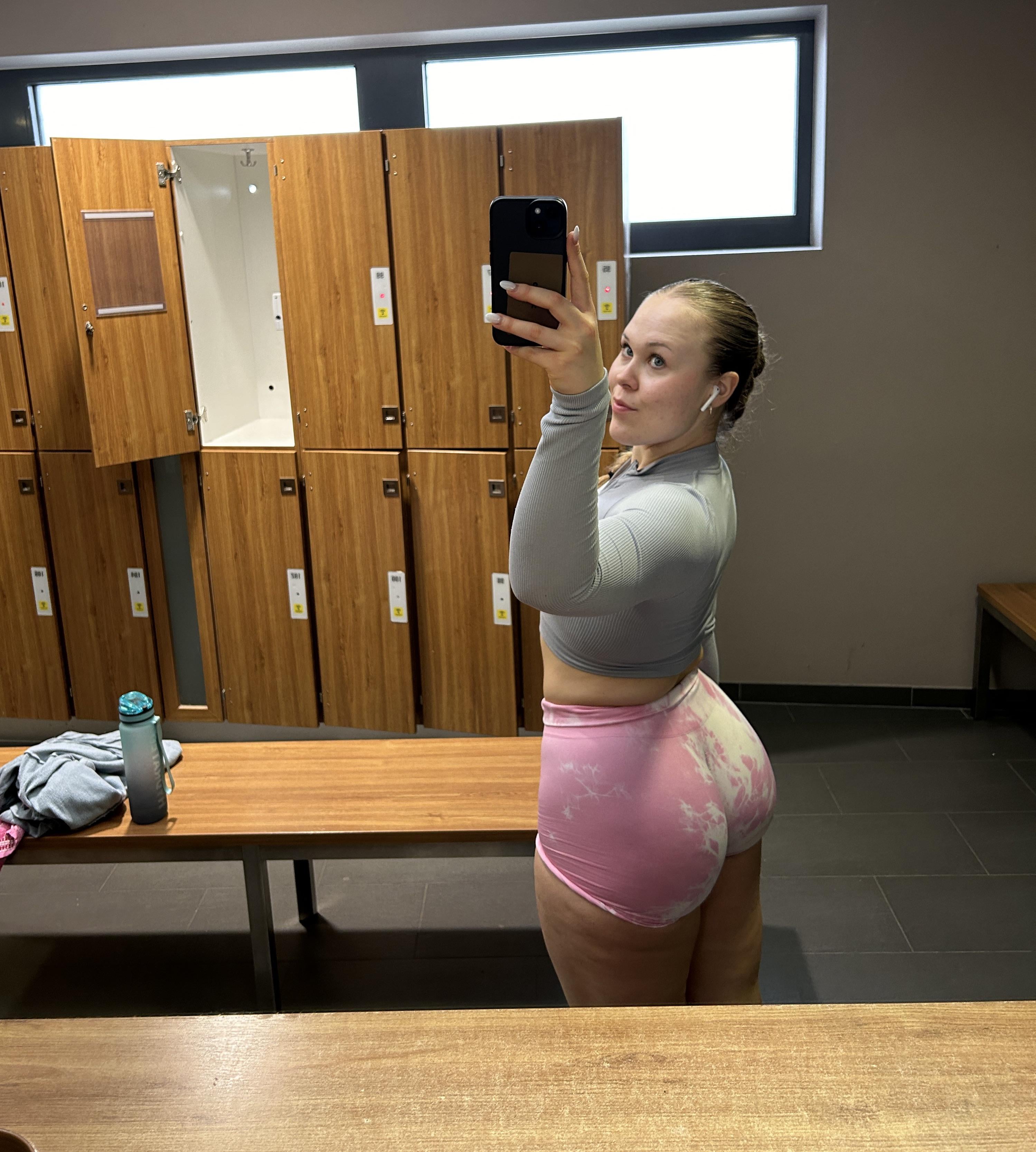 PAWG Day 25365 road to 50inches ass