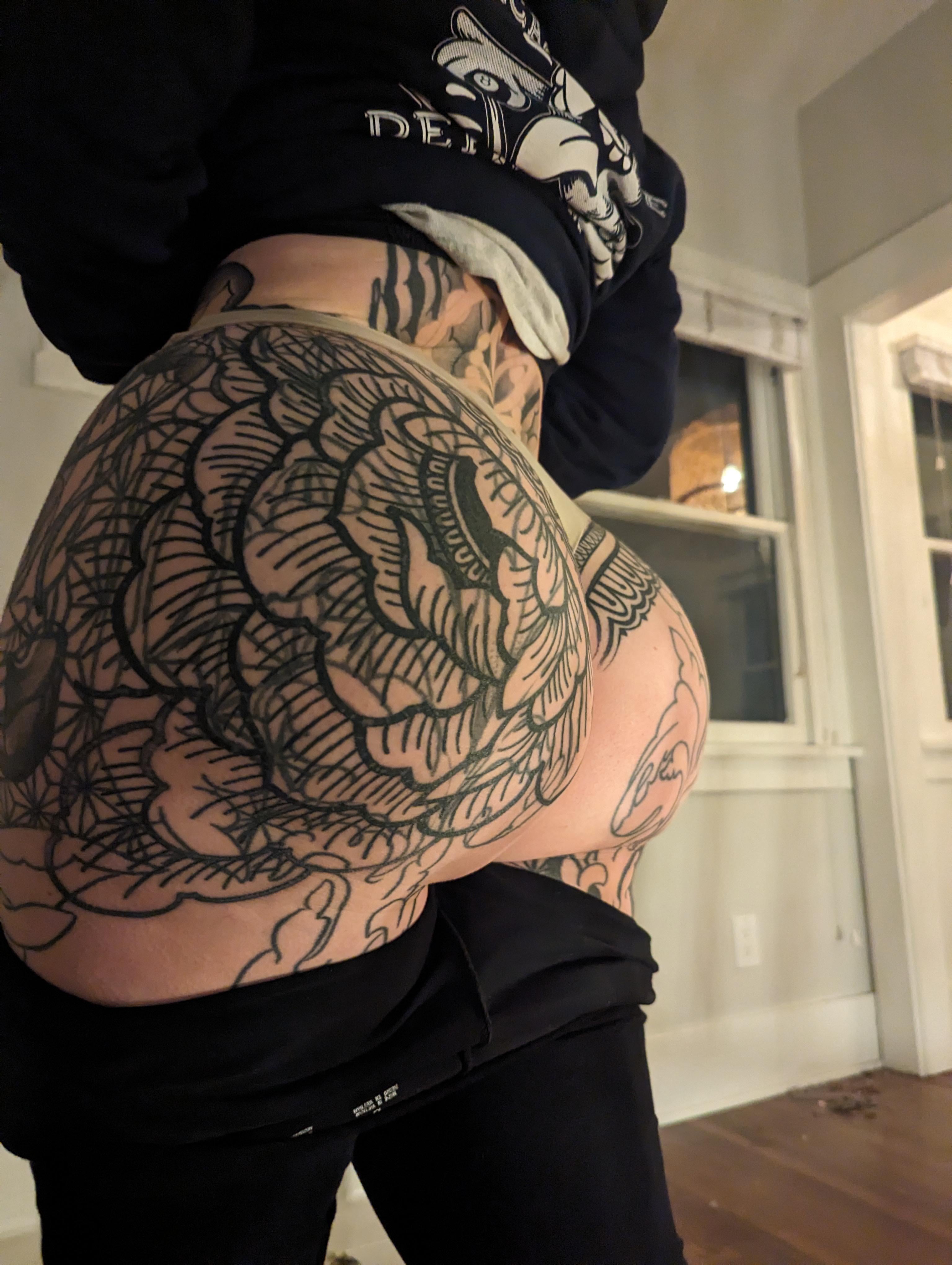 PAWG Scratch and sniff
