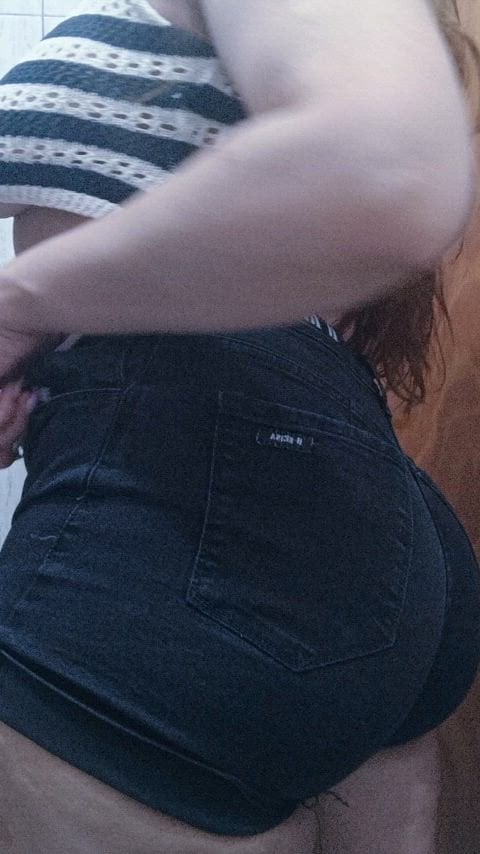 PAWG Do you like to see my big ass eating