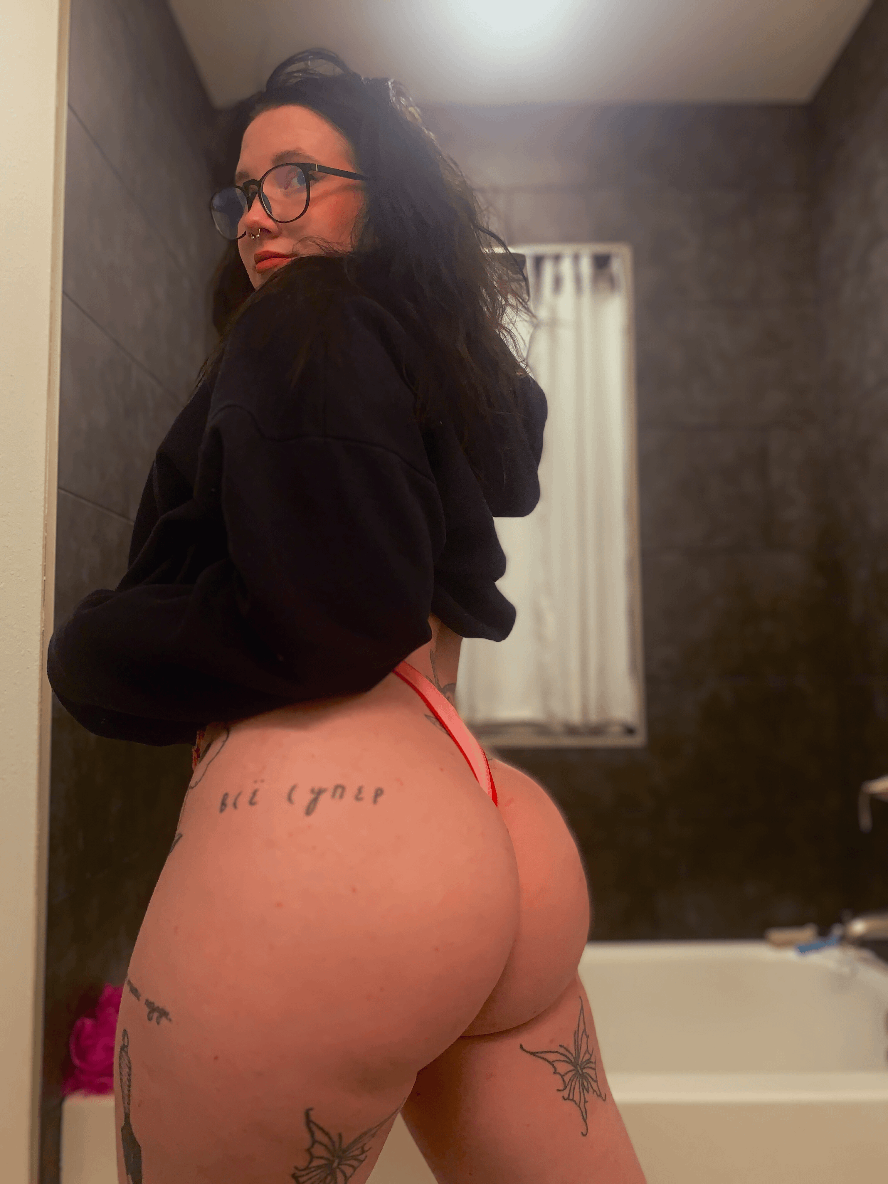 PAWG cleaned up my bathroom today so a booty selfie