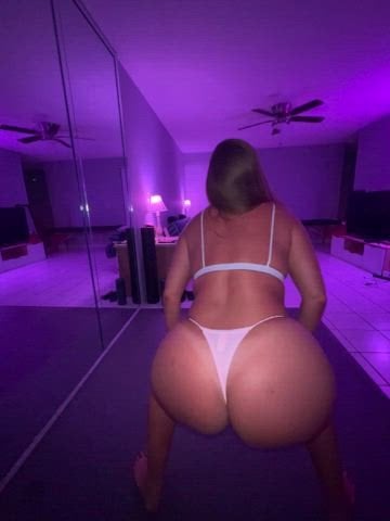 PAWG What do ya think of a pawg in pink