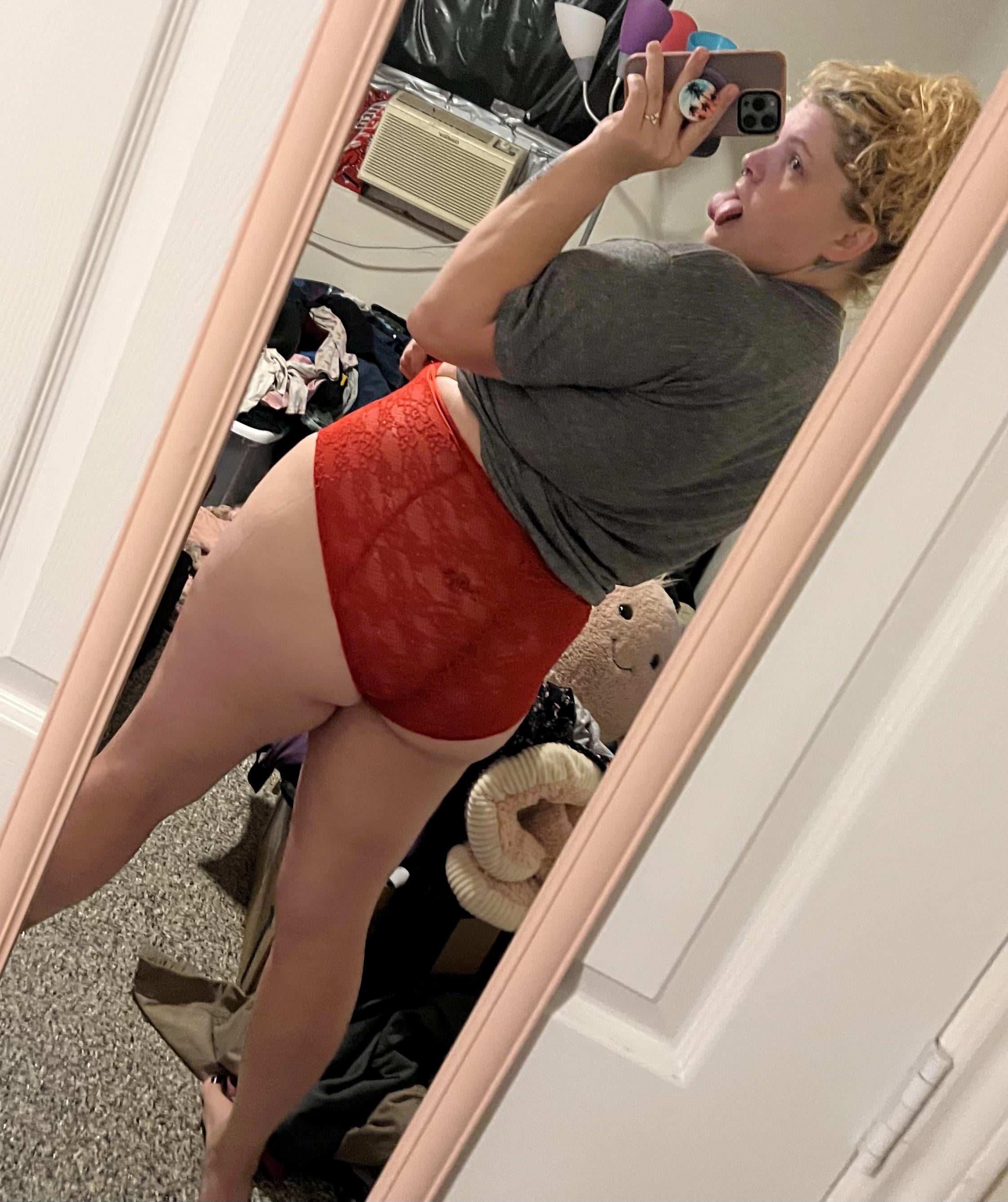 I wanna hard dick at the end of my tongue