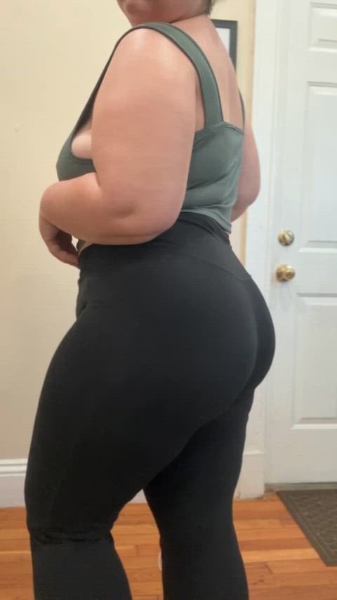 PAWG Whats under my yoga pants