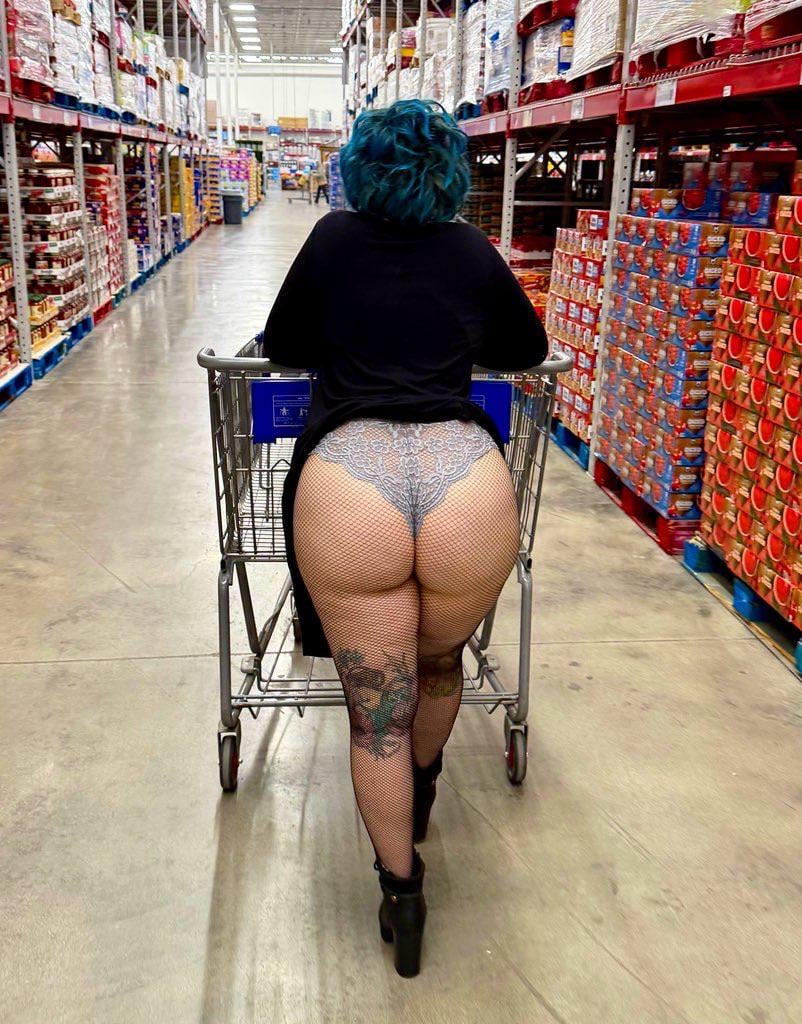 PAWG Do you like exhibitionist Pawgs