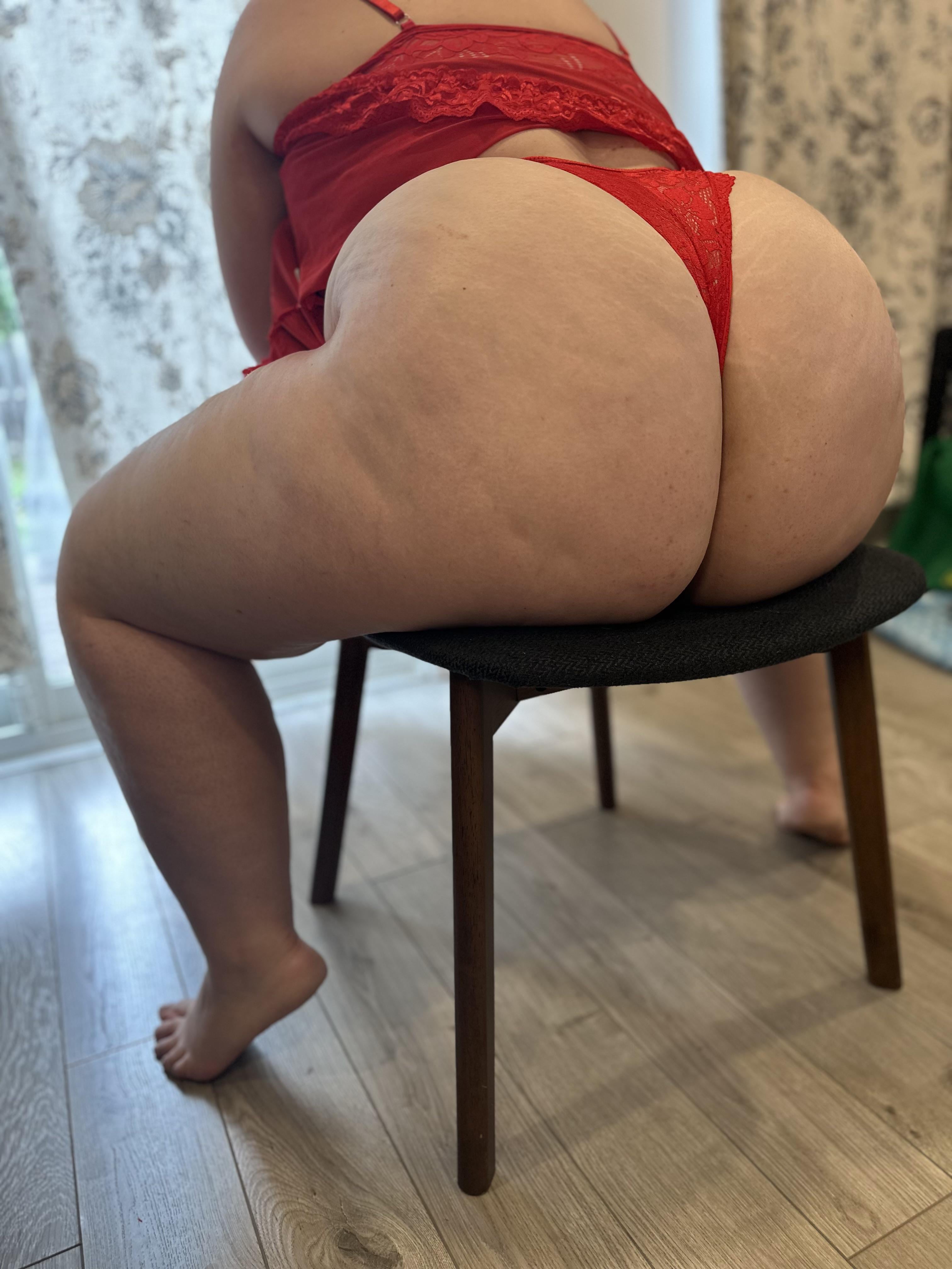 Thicker This chair is the MVP for supporting my thick
