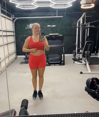 Who wants to fuck a MILF in a home gym