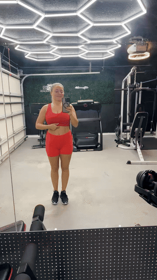 Who wants to fuck a MILF in a home gym