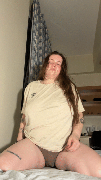 Oversized clothes and curvy girls, name a better combo