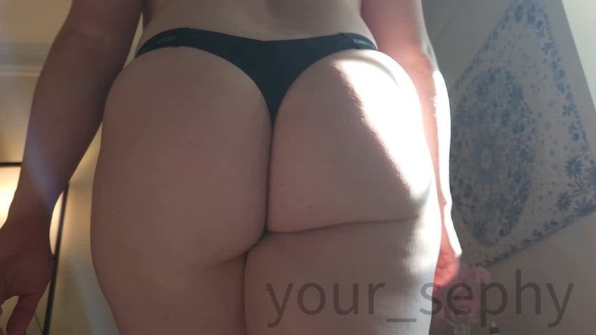 PAWG strolling through humpday like