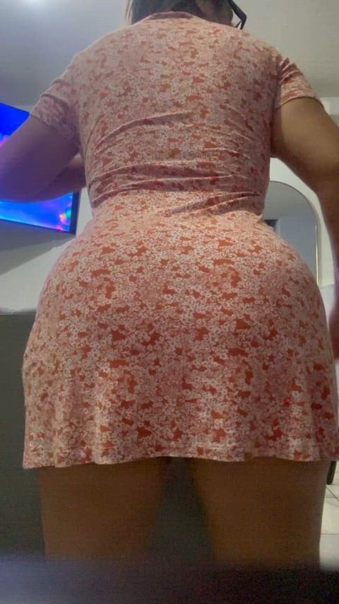 This ass doesnt know how to be subtle Thick