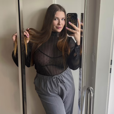Heading to a cafe! Will the waiter survive my outfit?