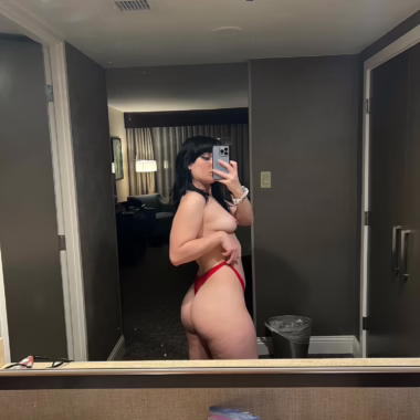Hotel mirrors always give a good chance for a picture. 😸