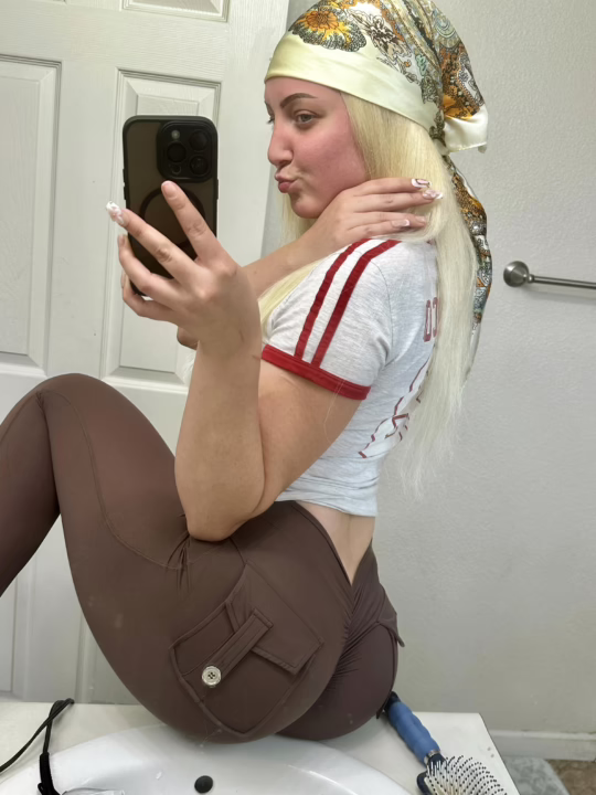 Just a PAWG waiting for a sub 😈