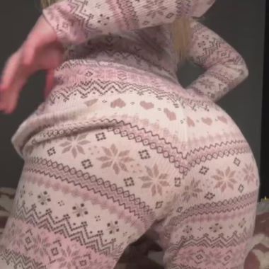Don’t pretend you’re looking at anything else but this booty