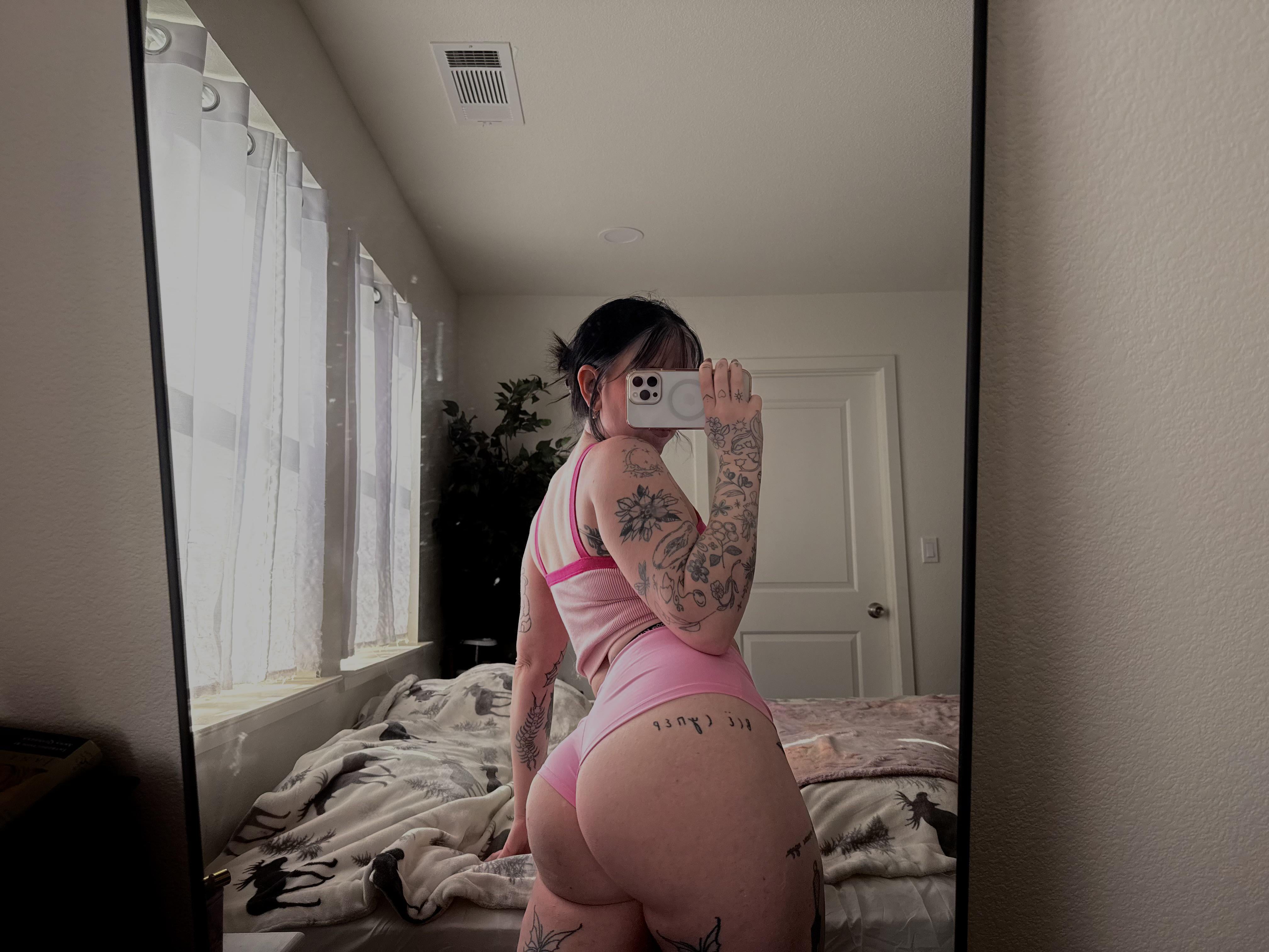 PAWG All cozy on a Mondayyyyy