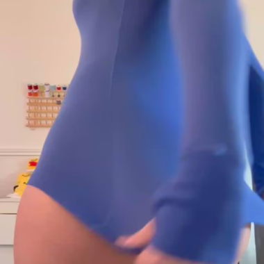 i loove seeing the contrast between my waist and phat booty