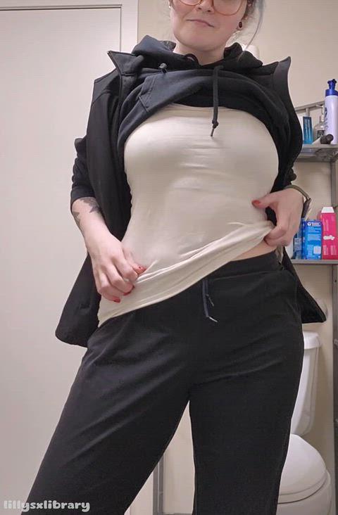 Thicker 28 180lbs and always horny in the office