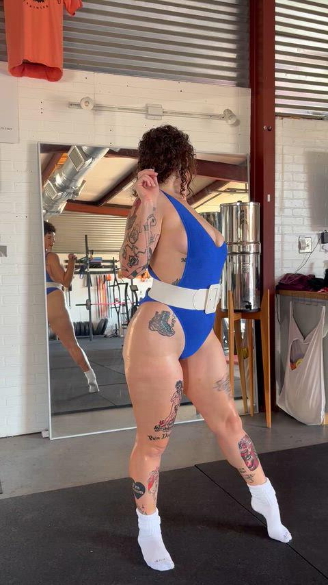 PAWG Cant help but stare when its oiled up