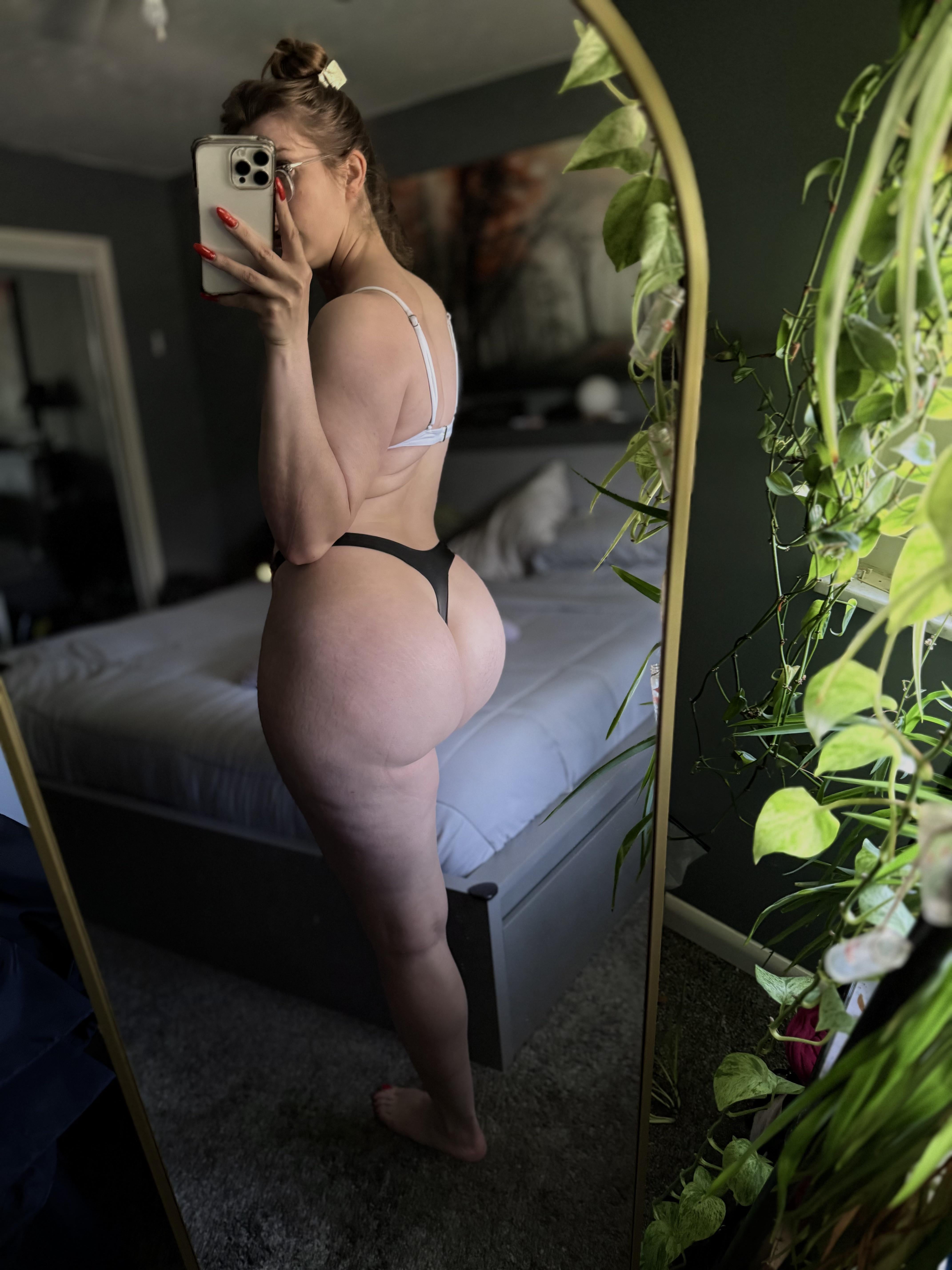 PAWG my ass is craving to be squeezed while